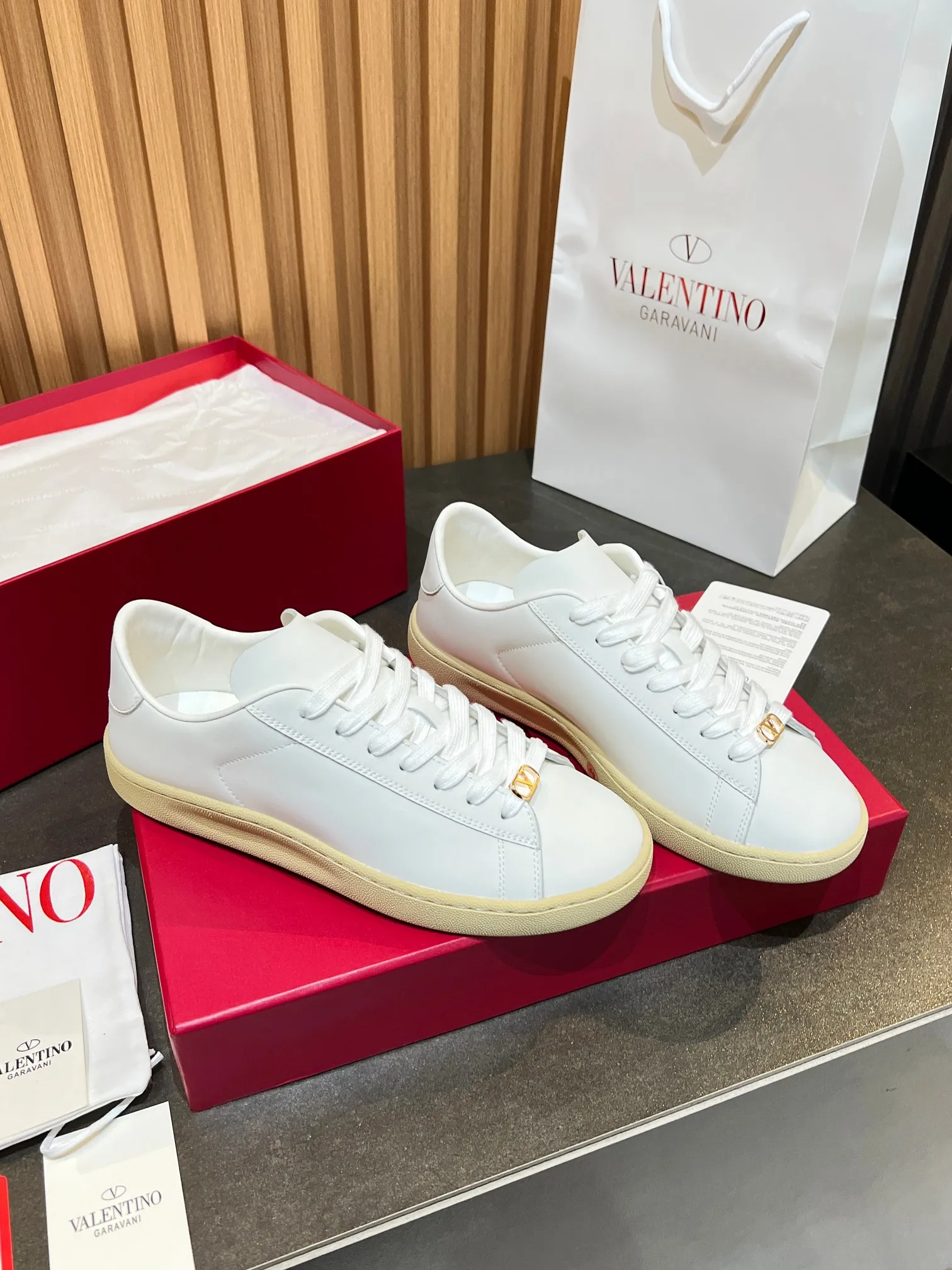 [Valentino] P: 640💰 Couple style, size: women 35-40▪️men 39-44 (45. Customized) Valentino VLTN casual shoes 2025 latest moral training shoes I can't put it down. Seiko details of cowhide sneakers, retro fashion, simple and advanced, casual matching. 1:1 restoration! Top luxury masterpiece, lace-up design, soft and comfortable imported calfskin brings excellent and elegant texture and excellent foot comfort. Top purchasing version upper: imported calfskin surface/original oil edge process + printing process. Inner lining: water-dyed cowhide lining. Outsole: original development 𝐓𝐏𝐔 two-color combination outsole. Packaging: full package with original configuration.